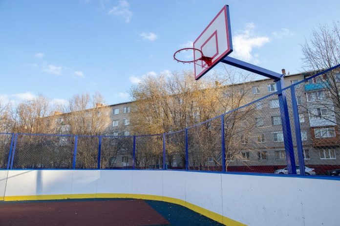 Новую спортивную площадку установили рядом с водоёмом «Южный»