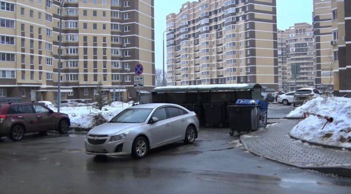 С помощью приложения «Добродел» можно пожаловаться на «автохамов», паркующихся у контейнерных площадок