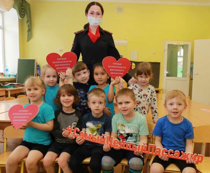 В рамках социального раунда «Маленький пассажир — большая ответственность» проходят занятия в дошкольных учреждениях...