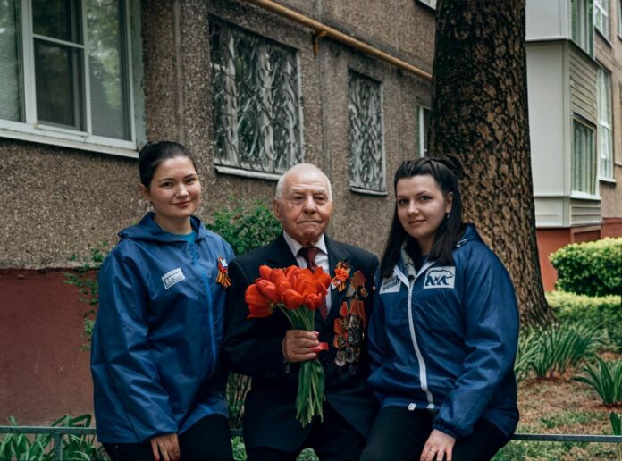 Молодогвардейцы вместе с юными художниками поздравили ветерана с Днем Победы рисунками на асфальте