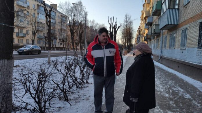 В Подольске партийцы проверили состояние уборки Центральной улицы в микрорайоне Климовск