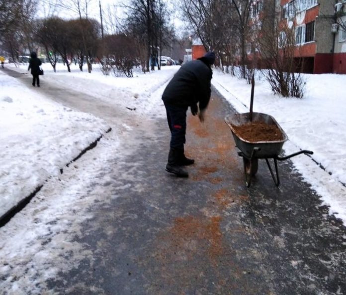 В округе ведутся работы по устранению последствий ледяного дождя