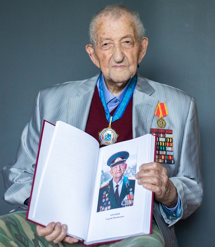 Ветерану Георгию Баранову вручили книгу о его боевом пути в годы Великой Отечественной войны