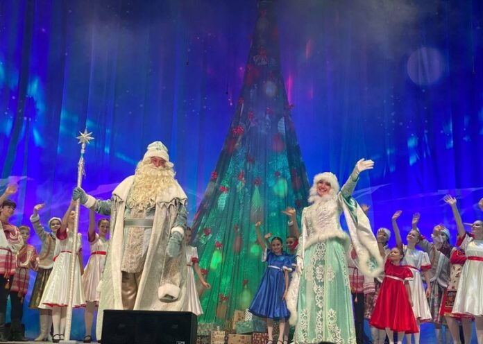 Театрализованное представление «Космические проводы Деда Мороза» состоялось в КПЦ «Дубровицы»