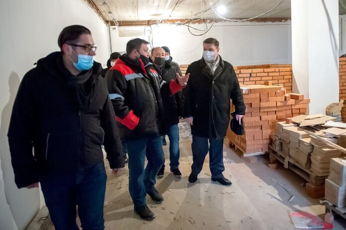 Глава округа проинспектировал строительство детского сада на Колхозной улице