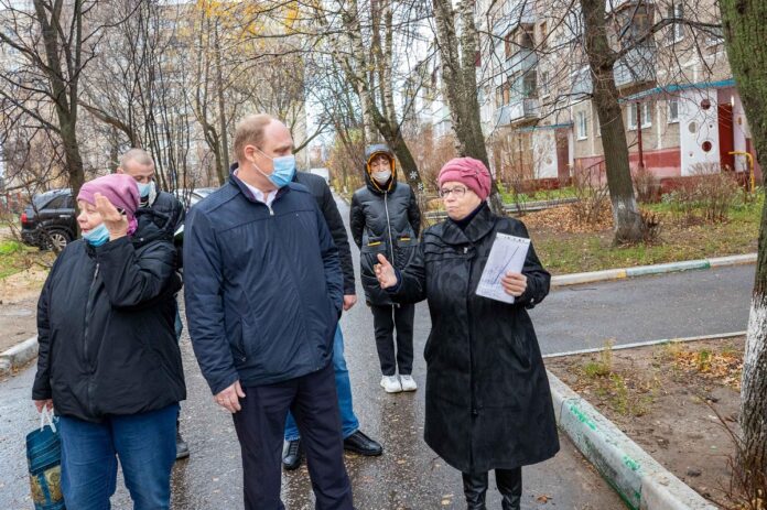 Содержание дворовых территорий проверил первый заместитель главы администрации Владислав Лукьяненко