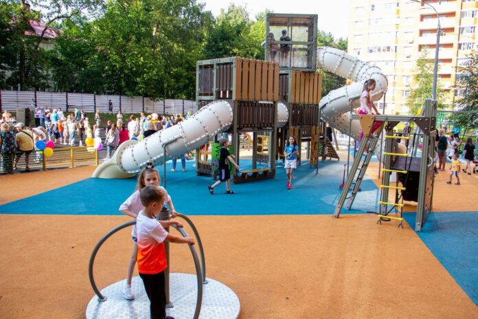 Подарок от губернатора получили дети в Климовске