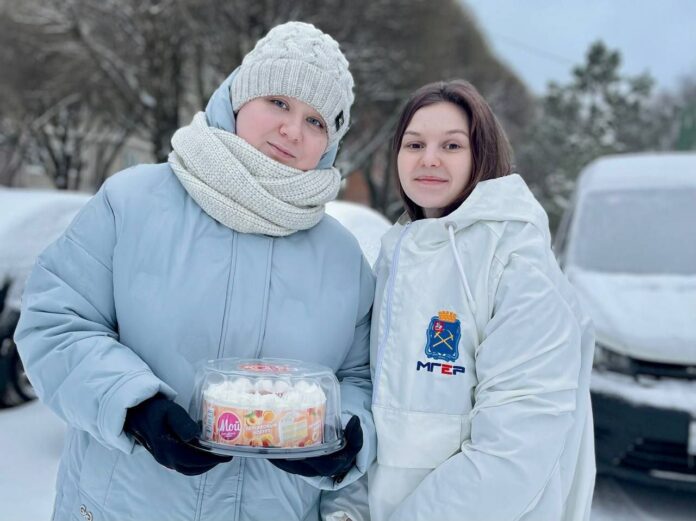 Руководитель аппарата подольского отделения молодой гвардии Анастасия Дмитроченко поздравила жену мобилизованного с Днём матери