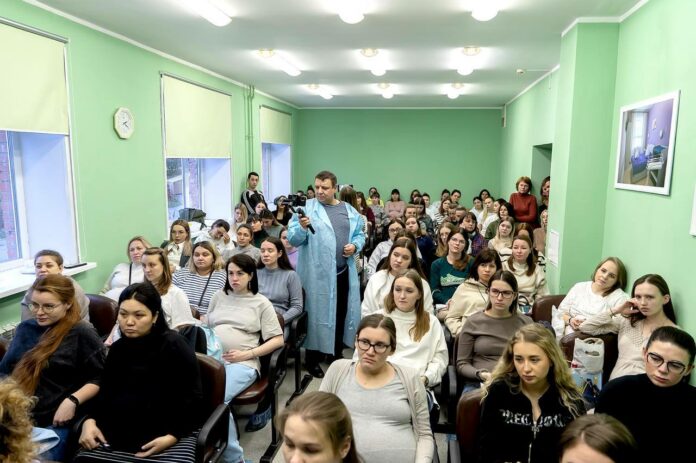 Будущие мамы и папы познакомились с врачами Подольского роддома