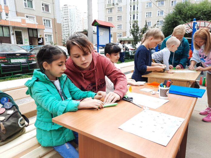 «День двора» организовали специалисты МЦ «Максимум» в одном из дворов в Кузнечиках
