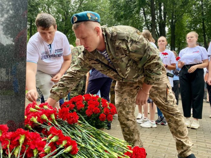 Глава округа возложил цветы к монументу, в честь Дня Воздушно-десантных войск