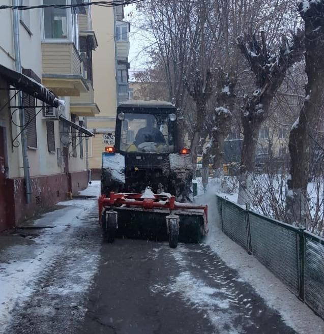 В Большом Подольске продолжаются работы по уборке снега и противогололедной обработке тротуаров и дорог
