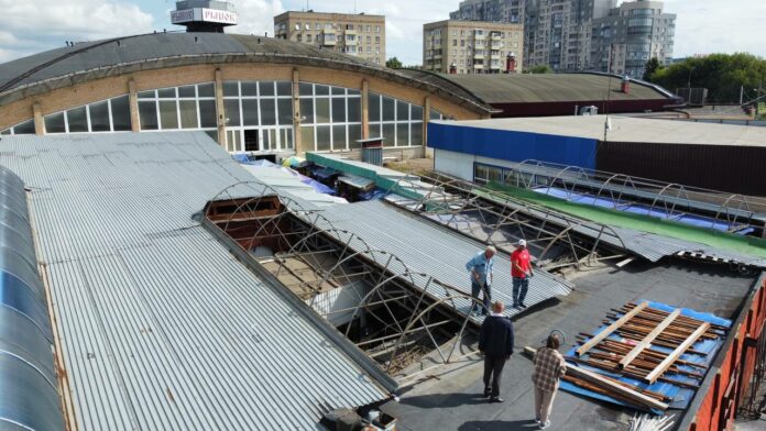 Начался демонтаж крыши вещевого рынка компании «Русадж» на ул. Советской в Подольске