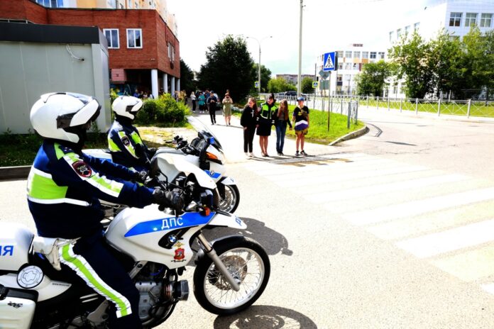 Сотрудники Госавтоинспекции провели занятие по безопасности дорожного движения со школьниками