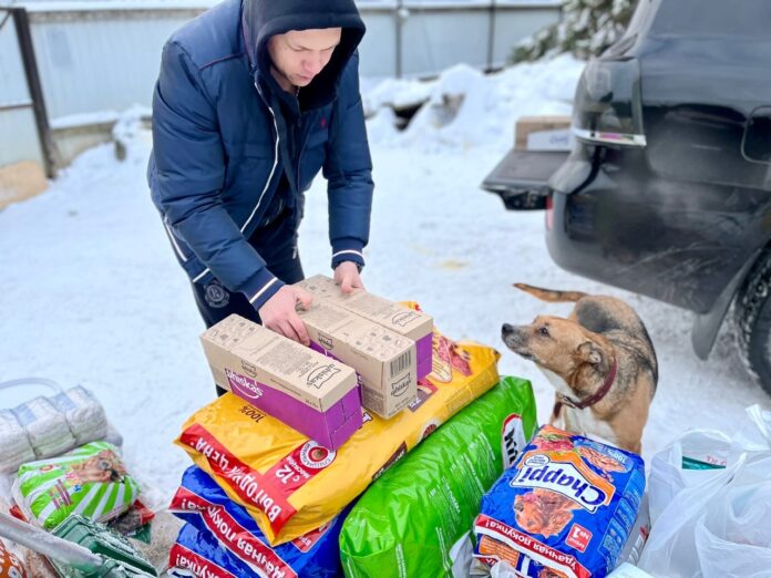 В частный приют для животных передали корм подольские молодогвардейцы