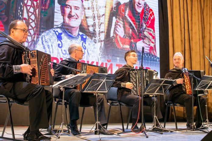 Мастер-класс для пожилых подольчан провел ансамбль баянистов «Русский тембр»