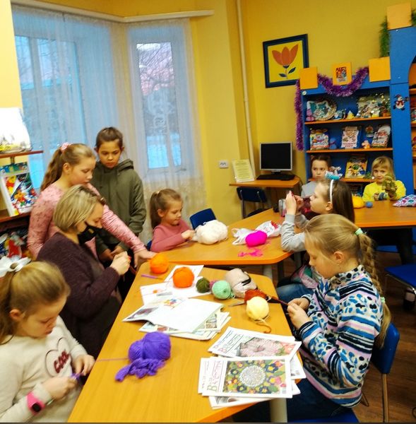 Мастер-классы по вязанию на спицах могут посетить подольчане в детской библиотеке № 11