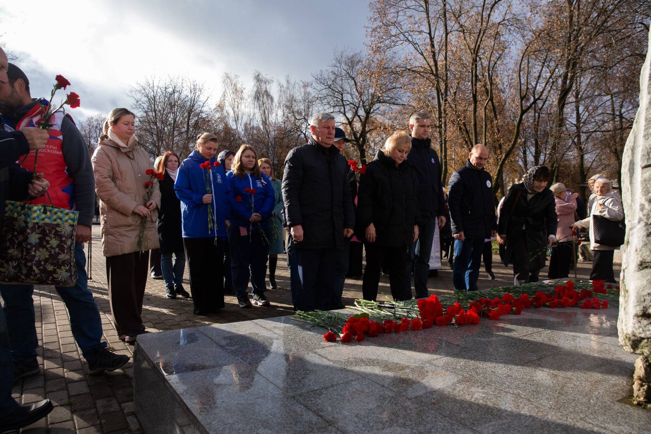Подольчане возложили цветы к Поклонному камню в День памяти жертв политических репрессий