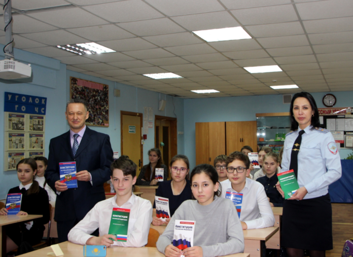 Сотрудники полиции провели правовой урок для школьников