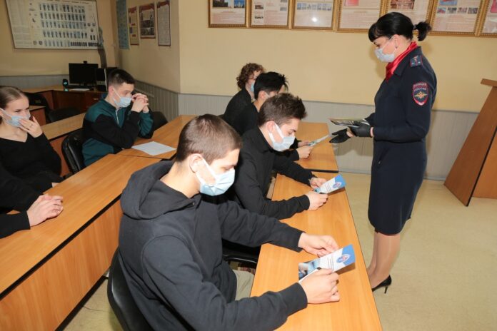 Сотрудники ГИБДД провели практическое занятие с участниками социального проекта «Школа молодого юриста»