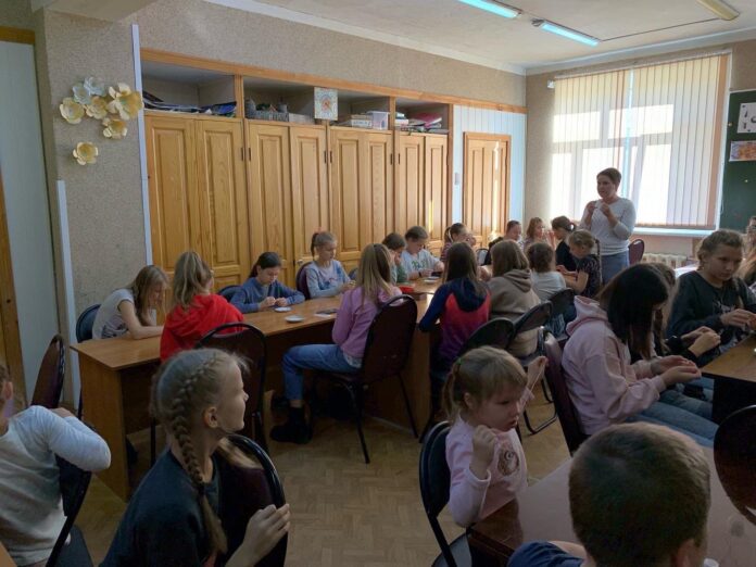 В Подольске проведели увлекательный мастер-класс «Плетение браслета из бисера»