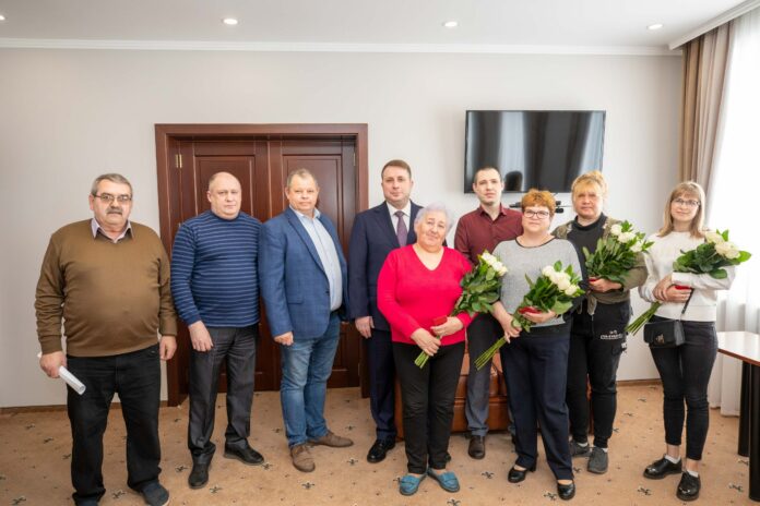 Восемь старост Подольска получили нагрудные значки и удостоверения от секретаря местного отделения партии