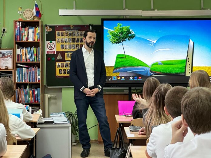 Депутат горокруга Подольск провел лекцию по экологии для школьников