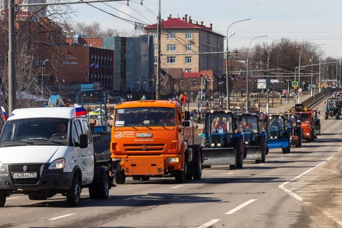 Парад коммунальной техники открыл первый субботник в Большом Подольске 3 апреля