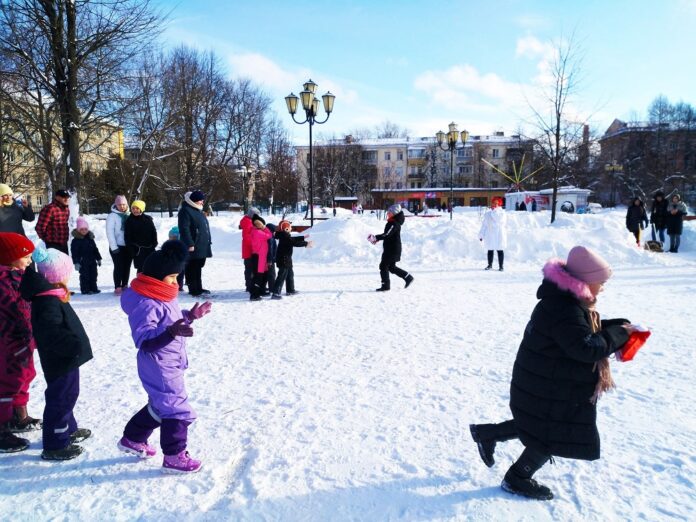Сказочный вернисаж состоялся в Детском парке культуры в Климовске