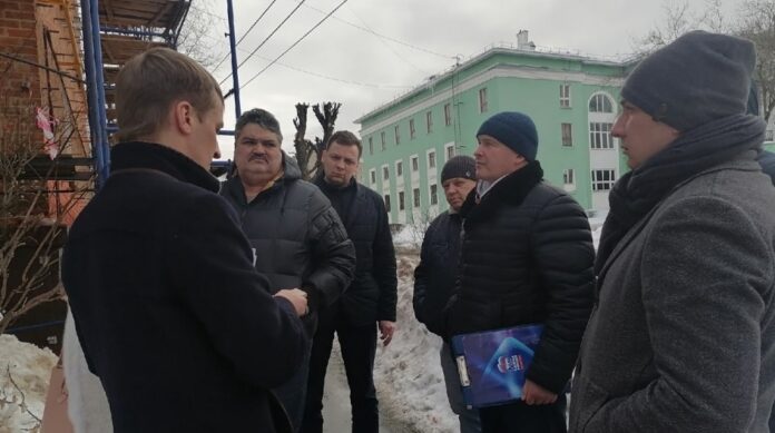 Члены фракции местного отделения партии обсудили капитальный ремонта многоквартирного дома