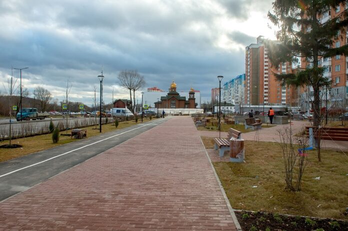 Николай Пестов проконтролировал благоустройство сквера в микрорайоне Силикатная-2