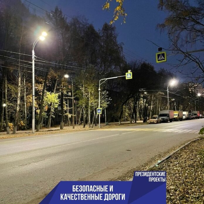 Ведутся работы по замене светильников На Красногвардейском бульваре