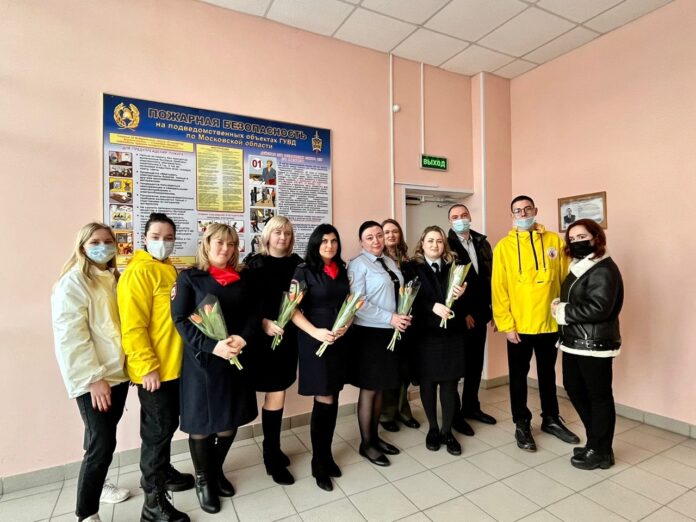 Девушек в погонах поздравили подольские молодогвардейцы