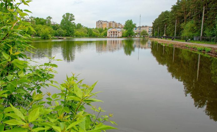 Завершается благоустройство пруда в микрорайоне Южный
