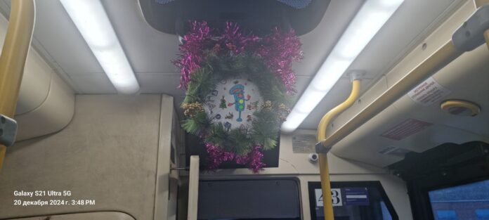 Салоны троллейбусов украшены Новогодними игрушками изготовленные школьниками г.о. Подольск