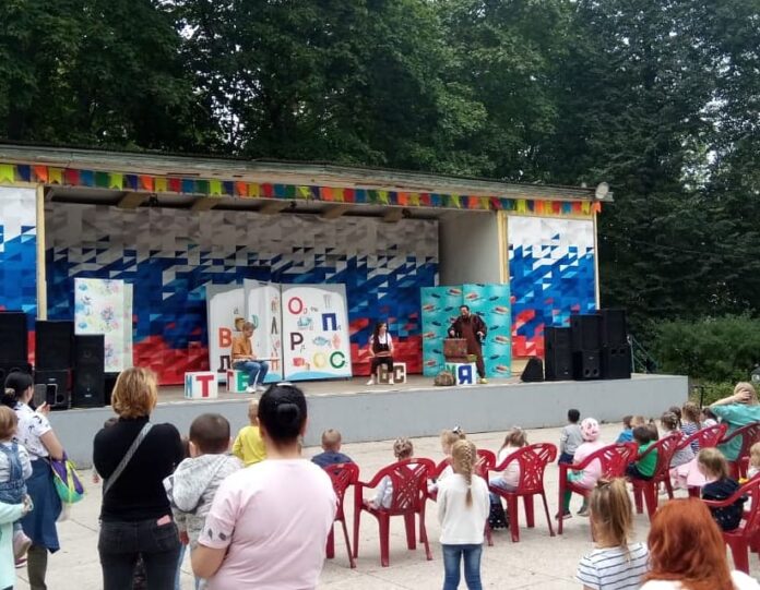 Подольский драматический театр показал спектакль для детей в ПКиО Виктора Талалихина