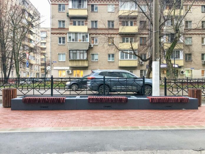 В Подольске на пешеходной зоне от станции до «Зингера» установили 15 лавочек с цветочницами