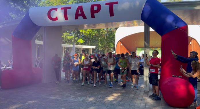 В горокруге Подольск День физкультурника открыли костюмированным забегом на 5 км