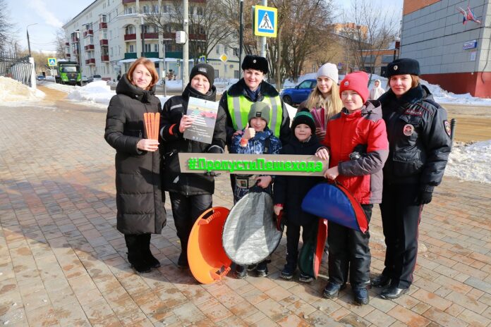 В парке культуры и отдыха сотрудники Госавтоинспекции по г.о. Подольск провели беседы с юными...