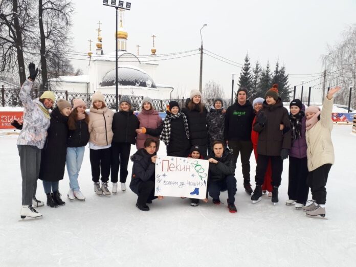 Занятия скандинавской ходьбой прошли под олимпийским флагом в честь открытия Зимней олимпиады 2022 в...