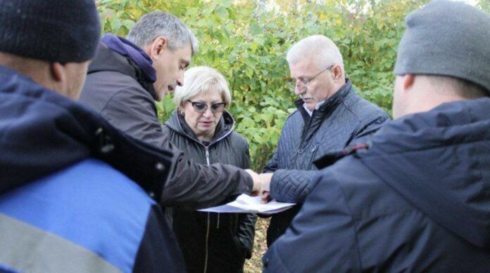 Партийцы проверили ход благоустройства детской площадки на ул. имени Павлика Морозова
