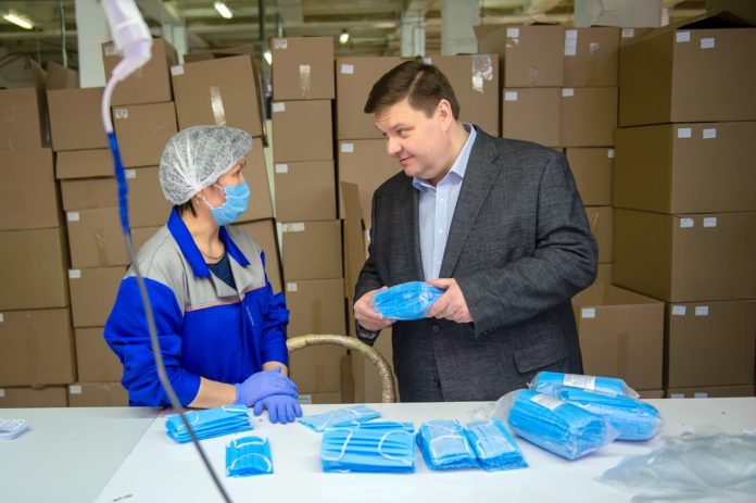 Глава муниципалитета Николай Пестов посетил подольское производство, организовавшее выпуск медицинских масок