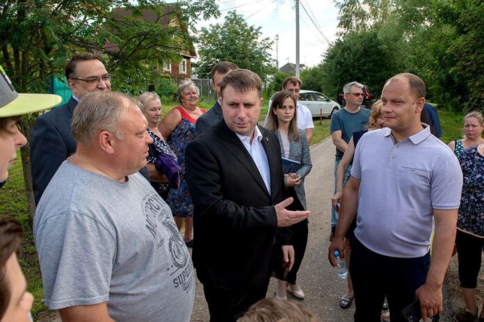 Дмитрий Жариков с командой профильных специалистов встретился с жителями деревни Дмитрово