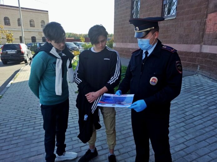 Подольские полицейские провели акцию «Госуслуги — это просто!»