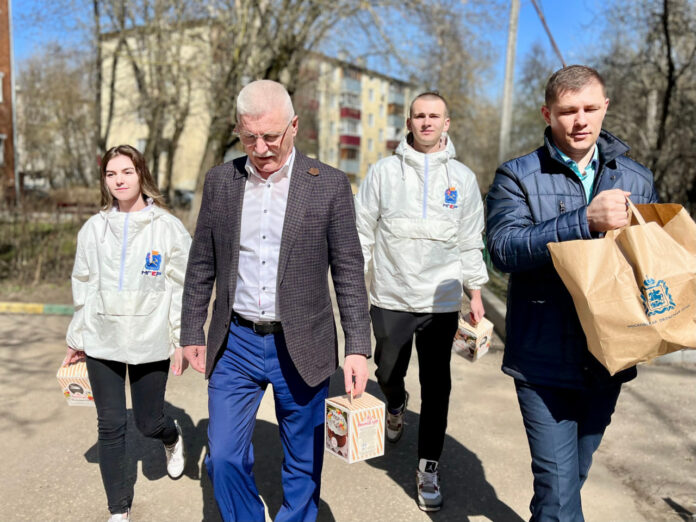 Подольские молодогвардейцы поздравили семью мобилизованного в преддверии Пасхи.