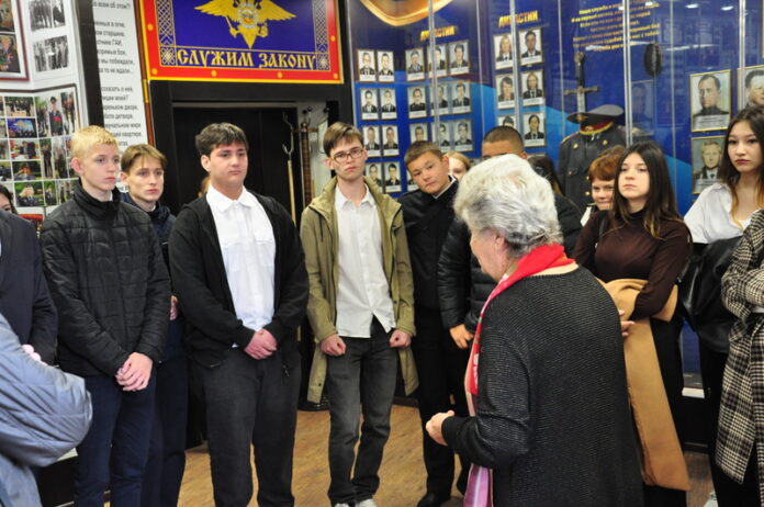 В Подольске ветераны и сотрудники полиции провели экскурсию по Музею истории УМВД для студентов