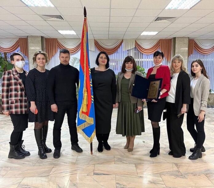 За успехи в развитии социальной защиты населения в 2021 году переходящее знамя получил Волонтёрский...