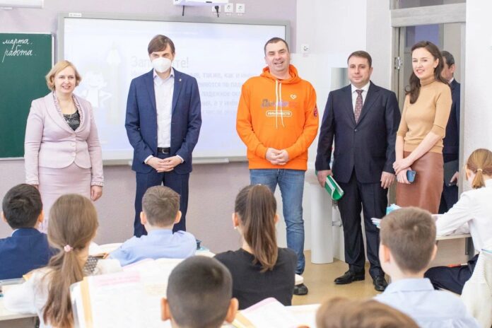 Министр просвещения РФ Сергей Кравцов встретился со беженцами из ДНР