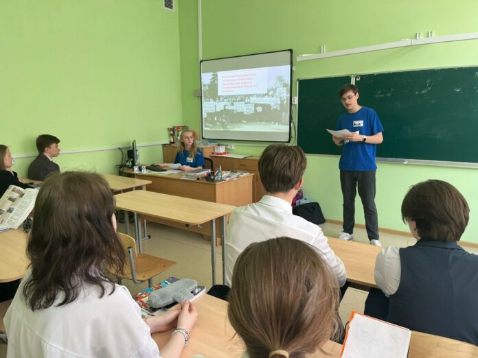 Подольские молодогвардейцы провели правовой урок «Знаешь ли ты?» по Конституции Крыма для старшеклассников школ...