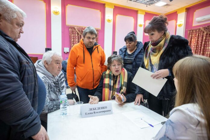 В поселке Молодежном приняли обращения жителей